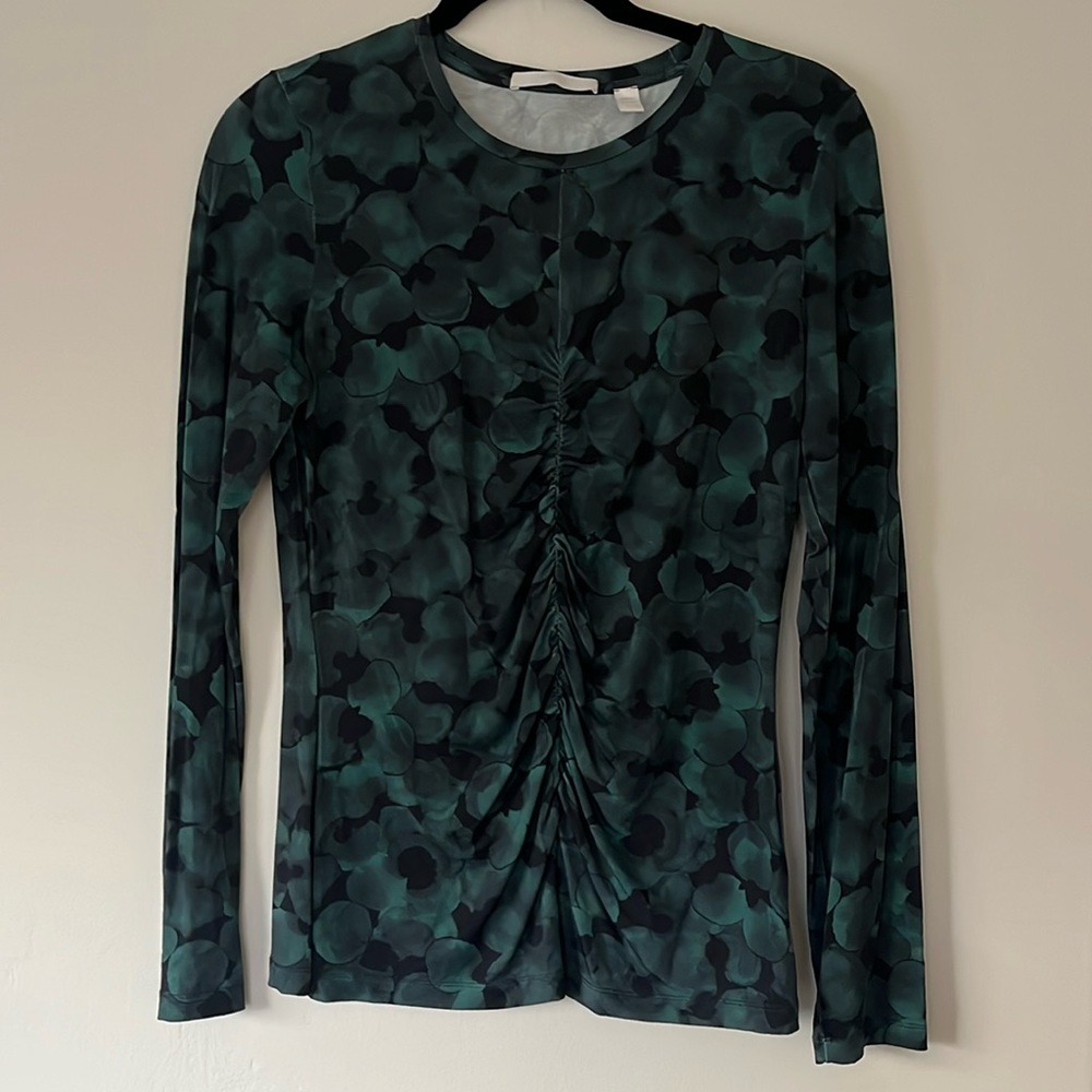 Woman’s Hugo Boss long sleeve green and black top. Size M. Like new.